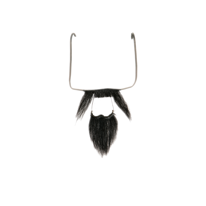   黑八字吊搭髯口