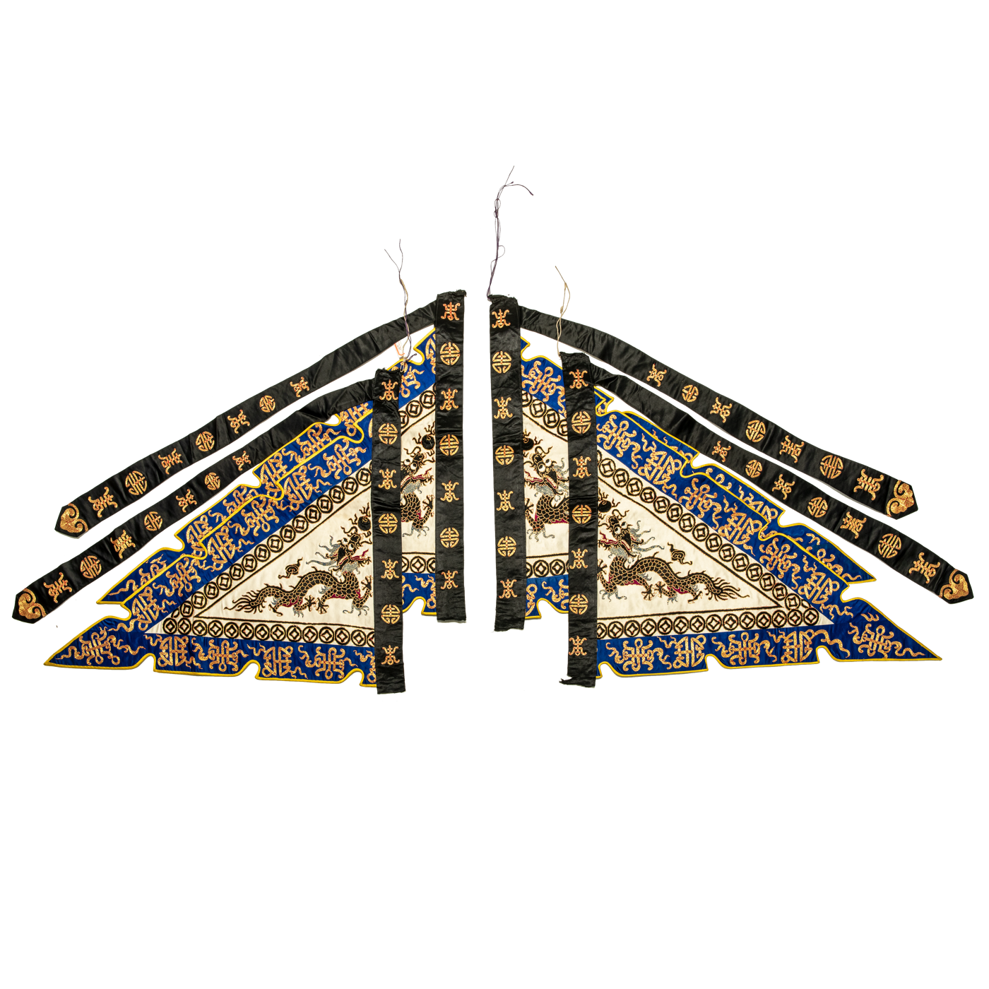   白缎圈蓝边绣圈金黑龙纹黑衬里大靠