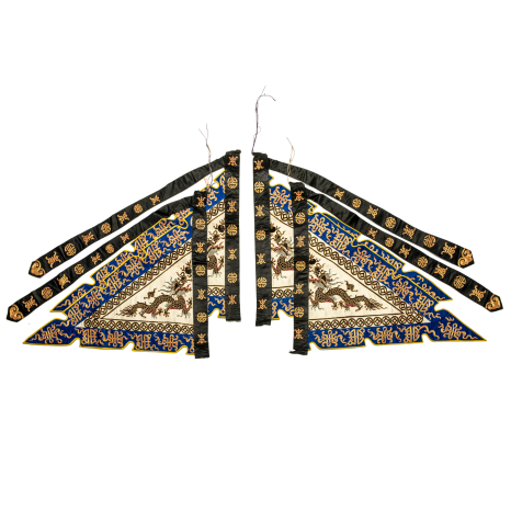   白缎圈蓝边绣圈金黑龙纹黑衬里大靠