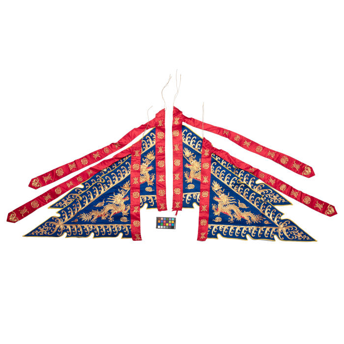   蓝缎平金绣龙明黄衬里大靠