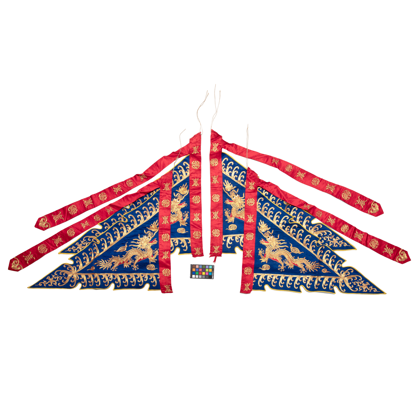   蓝缎平金绣龙明黄衬里大靠