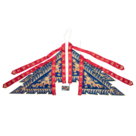   蓝缎平金绣龙明黄衬里大靠