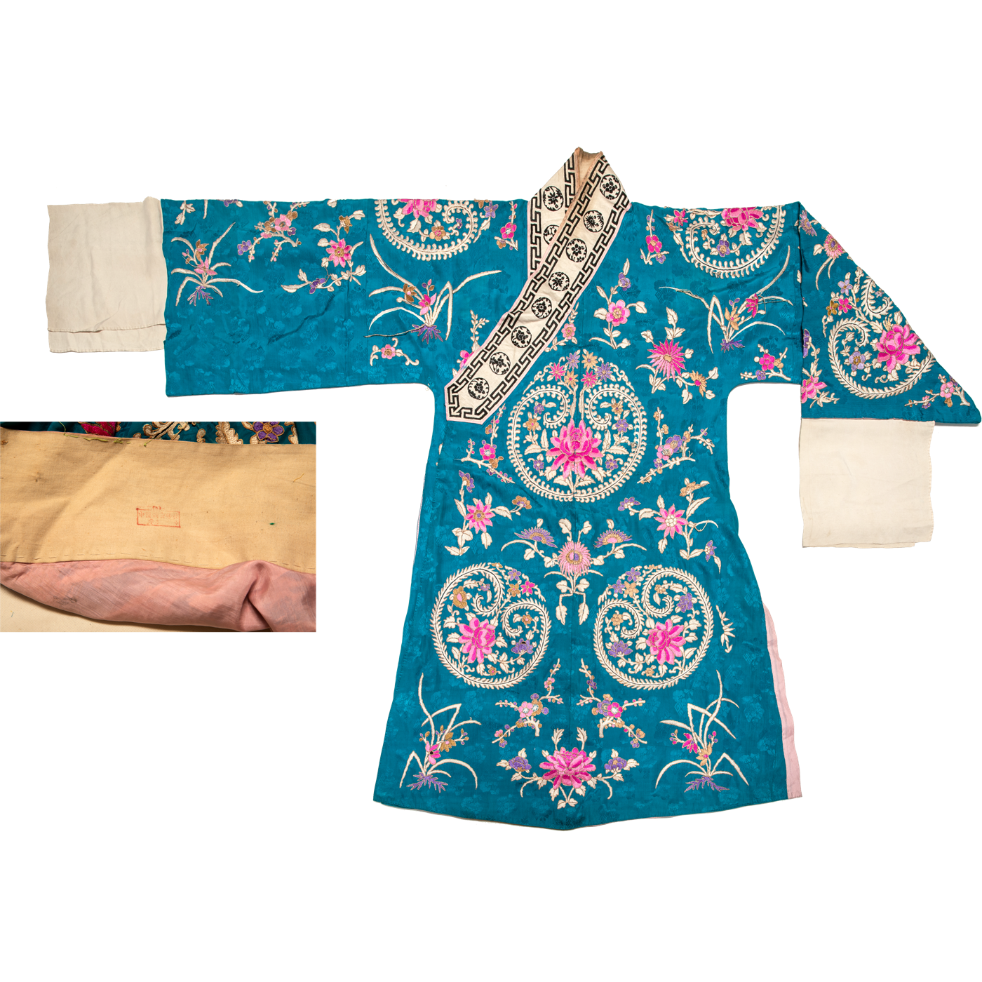   蓝提花缎绒绣卷草纹团花褶子