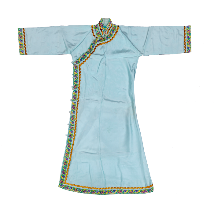   湖色圈边绣素旗袍