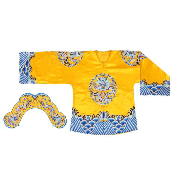   明黄缎三蓝绣团龙马褂