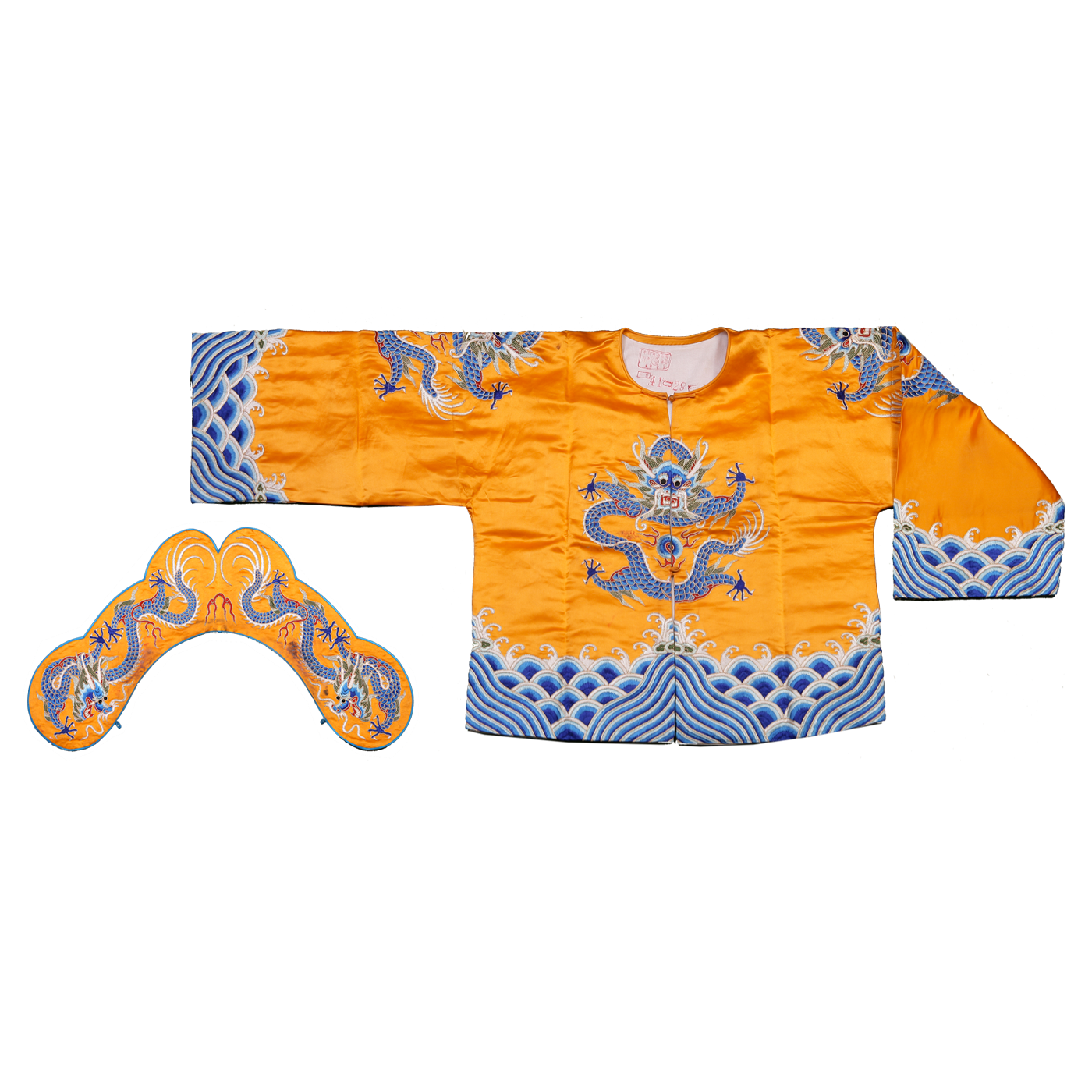   杏黄缎三蓝绣座龙马褂